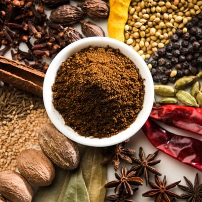 Whole garam masala spices and blended masala powder